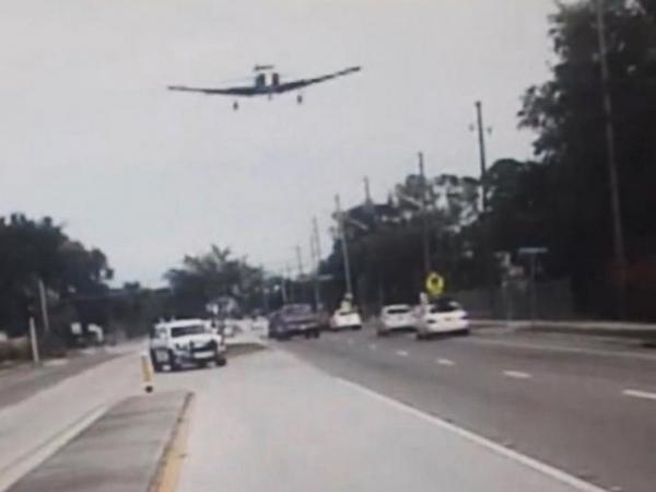 لحظة سقوط طائرة على طريق سيارات مزدحم (فيديو)