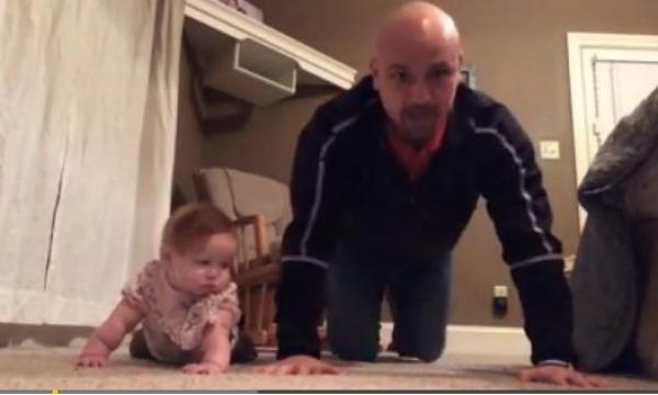 بالفيديو: رضيعة تلعب مع والدها تمارين "البوش آب"