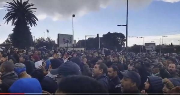 تحت الأمطار .. غليان و احتجاجات عارمة للنقابات التعليمية وسط شوارع الرباط