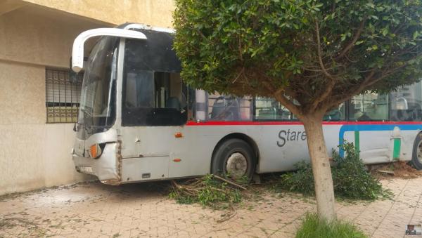 حافلة نقل عمومي ترتطم بعمارة سكنية بسلا وتسبب خسائر مادية