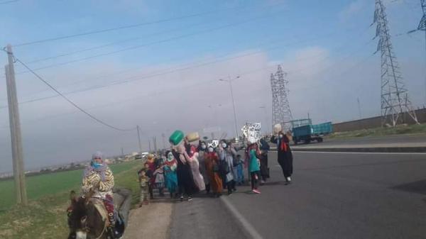 بالفيديو... نساء كيكاط وأطفالهن ودوابهن يخرجون في مسيرة احتجاجية مشيا عن الأقدام للمطالبة ب"الماء"