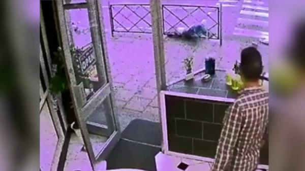 بالفيديو: لحظة تعرض شابة للدهس أثناء عبورها ممراً للمشاة