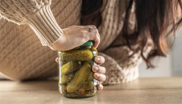 امرأة تطلب الطلاق بسبب إصرار زوجها على إحكام إغلاق "مرطبانات" المطبخ