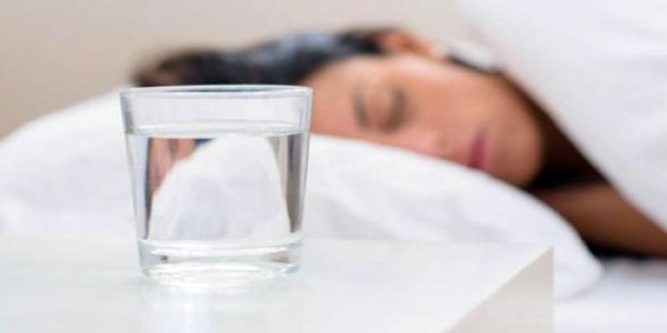 علماء يحذرون من خطورة وضع كأس ماء بجانب السرير في الليل لهذا السبب