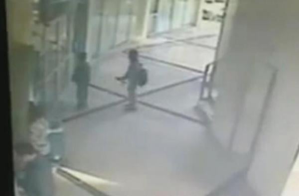 طفلان يقتحمان مصرفاً حاملين "إم.16".. وحقيبة مدرسية