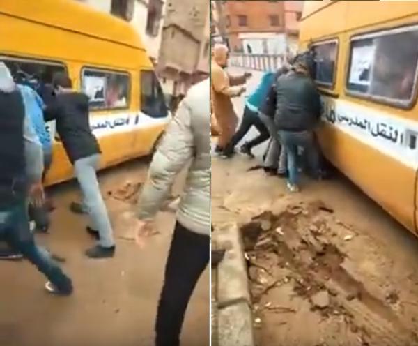 مواطنون ينقذون سيارة نقل مدرسي علقت في الأوحال بسبب رداءة البنية التحتية بالرحامنة