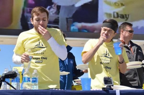 بالفيديو: أمريكي يتناول 225 قطعة حلوى في 5 دقائق