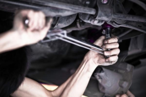 مؤلم... هكذا أودت سيارة زبون بمهاجر مغربي يعمل ميكانيكيا بإيطاليا في مشهد صادم