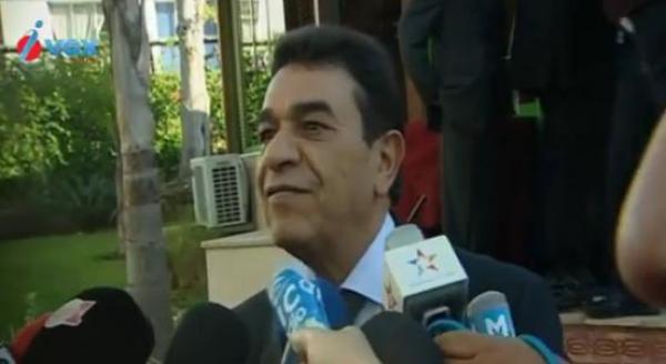 بالفيديو .. الوزير الوفا لأحد المصورين: " بعّد الكاميرا شوية مراتي كتبغي تشوفني مْزيون"