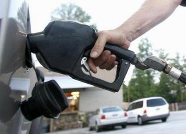 الحكومة تدرس الزيادة في أثمان المحروقات