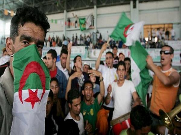 الجزائريون يختارون أول برلمان بعد إصلاحات أقرّها الرئيس 