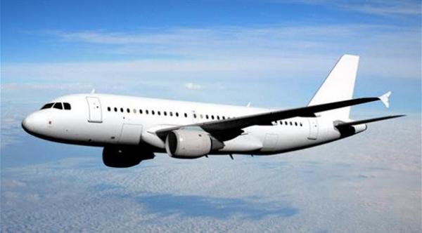 أمريكي يحاول خنق مسافرة أرجعت ظهر مقعدها في الطائرة