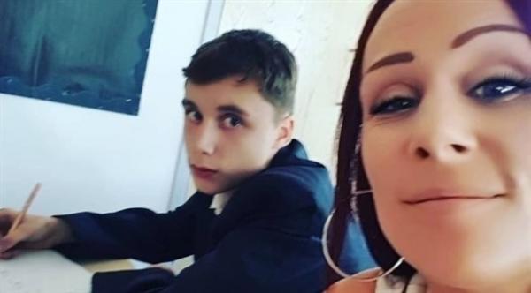 بسبب سوء سلوكه في المدرسة .. أم ترافق ابنها إلى المدرسة و تجلس معه في الصف