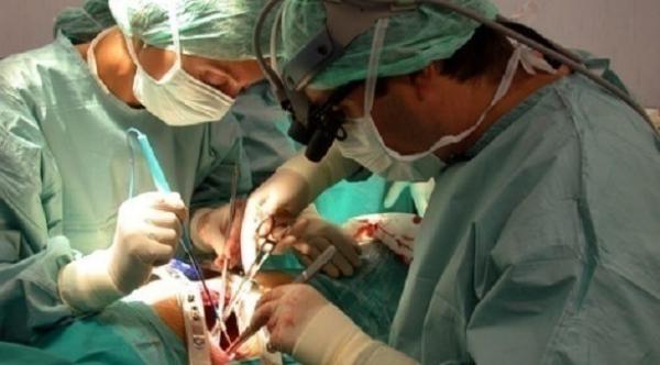 أطباء ينجحون في فصل توأمتين ملتصقتين بالجمجمة في روما