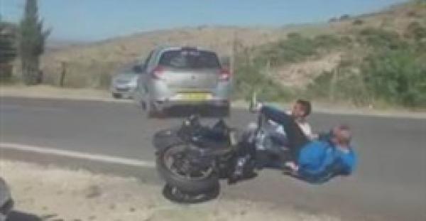 بالفيديو.. حادث تصادم يتحول إلى  شجار في الجزائر