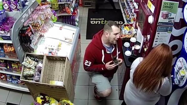 بالفيديو: يتقدم للزواج من حبيبته في محطة وقود