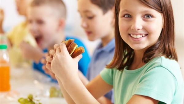 أطعمة لا تقدميها لأطفالك خلال الدراسة