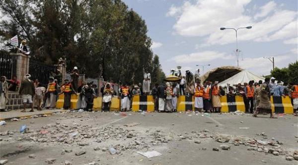 السفارات تغلق أبوابها في اليمن وسط تظاهر الآلاف ضد الحوثيين