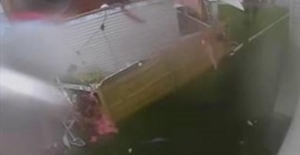 بالفيديو والصور.. لحظة اقتلاع إعصار لمنزل