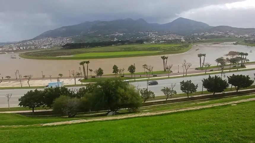 بعد امتلائه بالكامل.. "تنفيس" سد الشريف الإدريسي يرفع منسوب واد مرتيل بتطوان