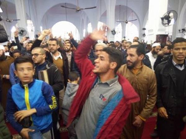 حادثة غير مسبوقة...مصلون بفاس يقاطعون صلاة الجمعة بسبب خطيبهم (فيديو)