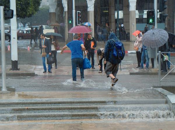 المرجو الحذر...الأرصاد الجوية تتوقع أمطارا وزخات عاصفية غدا الجمعة بعدد من مناطق المملكة