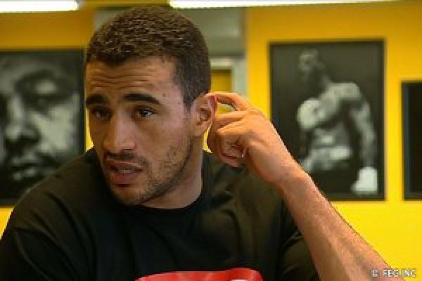 بطل روماني كيقلب على "بدر هاري" و يستفزه بهذه الصورة على "الفايسبوك"