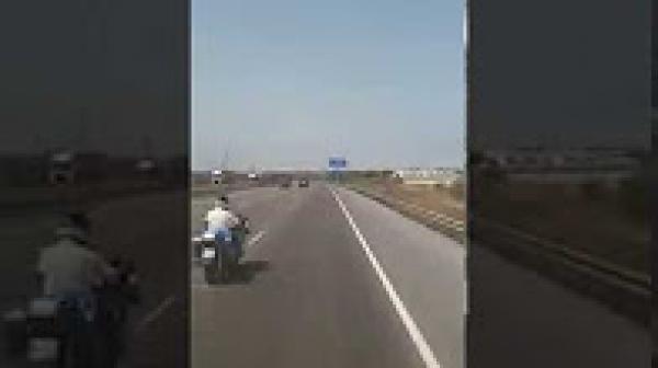 المحمدية: فضيحة دركي يحاول إيقاف شاحنة وسط الطريق السيار في خرق للقانون