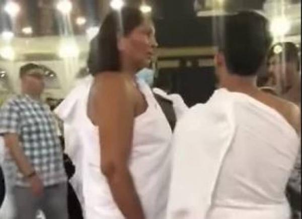 "مُعتمرة" ترتدي ملابس إحرام الرجال داخل الحرم المكي!! (فيديو)