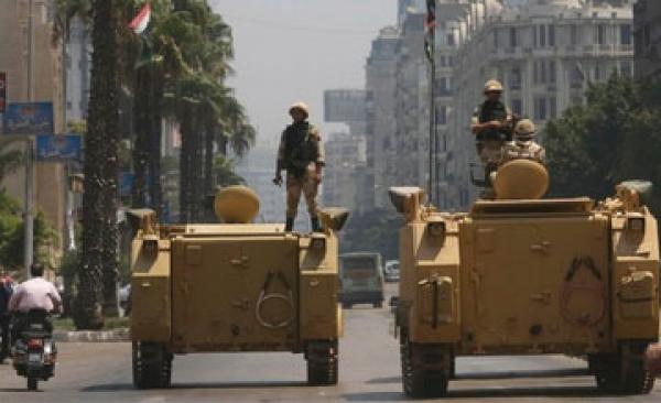 قوات الجيش المصري تغلق ميدان التحرير بشكل كامل أمام حركة المرور استعدادا لجمعة الحسم