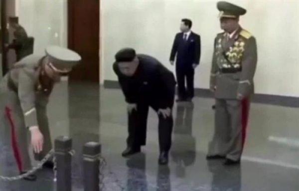 غضب زعيم كوريا الشمالية عند ملاحظته اختلاف لون سلسلتين بحفل رسمي(فيديو)