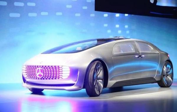 Mercedes Benz تكشف النقاب عن سيارة ذكية تقاد بدون سائق