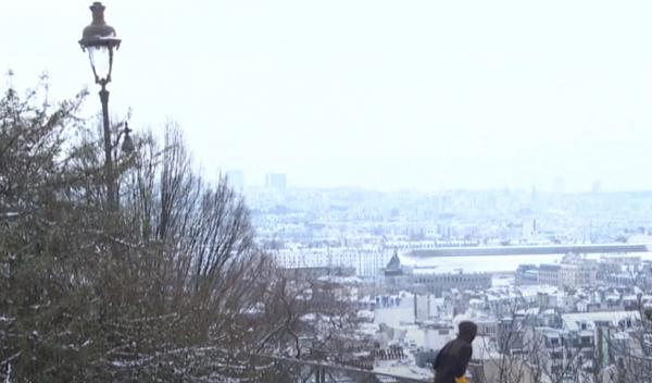 الثلوج تغطي باريس لأول مرة منذ سنوات وتغلق الطرقات في مدن فرنسية وأوروبية أخرى