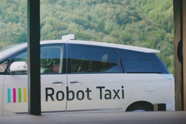 طاكسي بدون سائق يشرع في نقل الركاب