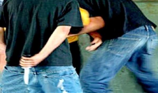 لطفك... شاب يرتكب جريمة بشعة في حق صديقه ويجهز عليه بسكين ليلة العيد