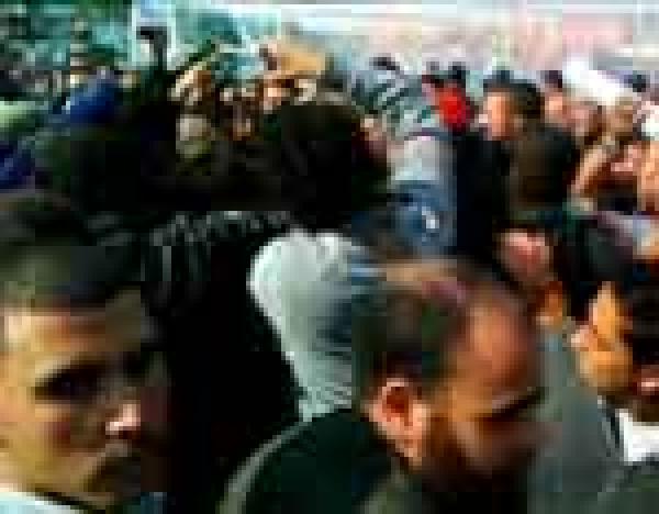 طرد عمرو اديب من ميدان التحرير و فنانون يهتفون : 'عاش مبارك'