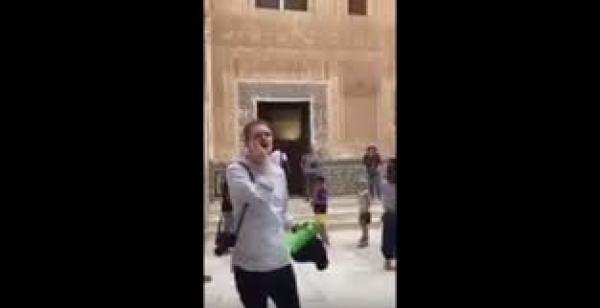 لهذا السبب سائح أمريكي يرفع الأذان بقصر الحمراء باسبانيا (فيديو)
