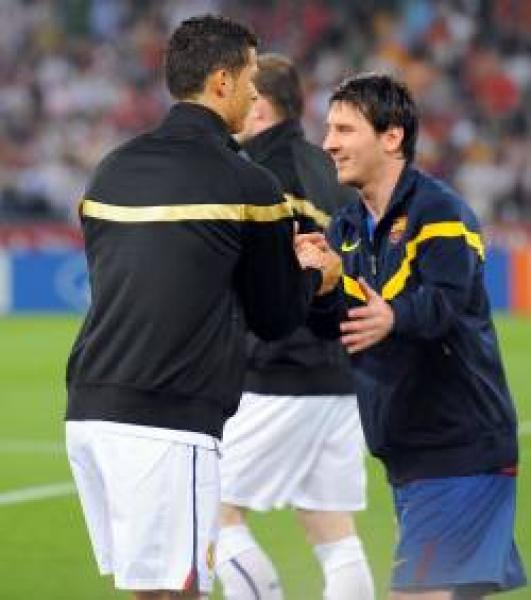 ميسى يهنىء رونالدو بعد فوزه بالحذاء الذهبى 