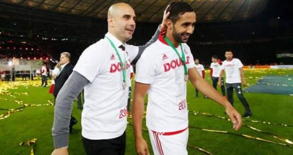 صورة .. غوارديولا  "يتصالح " مع بنعطية قبل رحيله الى "السيتي "