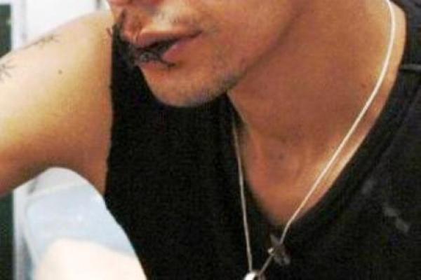 مهاجر مغربي يقوم بخياطة فهمة احتجاجا على السلطات البلجيكية