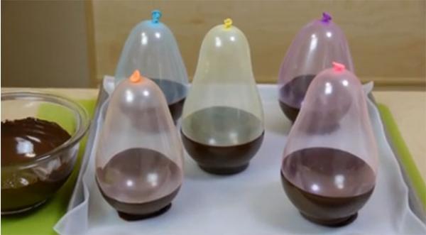 فيديو: يابانية تبدع كؤوساً من الشيكولاتة باستخدام بالونات