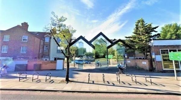 منزل يثير دهشة الزائرين بسبب جدرانه الخارجية المغطاة بالمرايا بالكامل