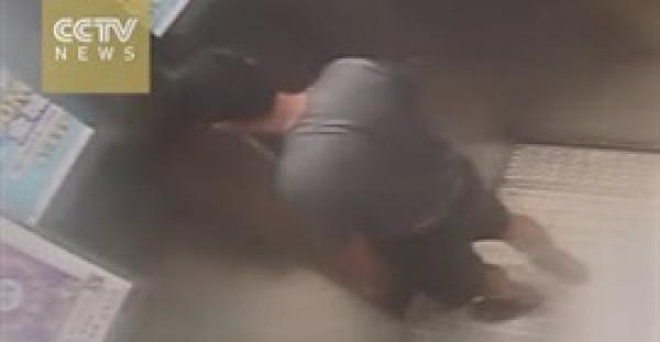 بالفيديو.. لحظة سقوط مصعد برجل من الطابق الـ30