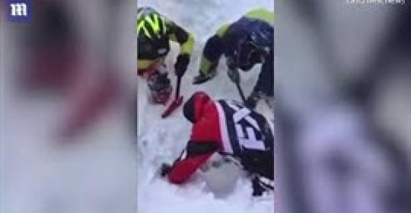 لقطات مؤثرة لإنقاذ رجل دفن بالثلج إثر انهيار جليدي (فيديو)