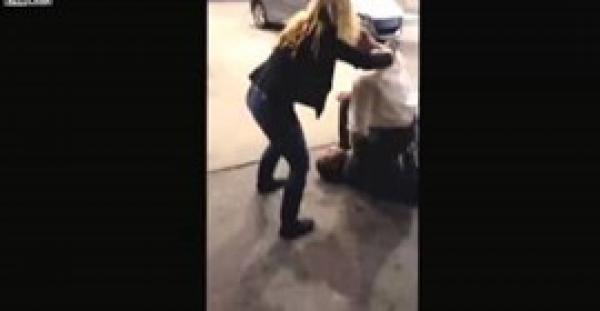 بالفيديو.. معركة شرسة بين رجلين بسبب امرأة