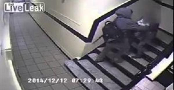 بالفيديو.. مراهق يعتدي على فتاة بسلم إحدى البنايات