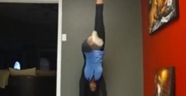 بالفيديو.. فتاة تركل كلبها أثناء أداء تمريناتها الرياضية