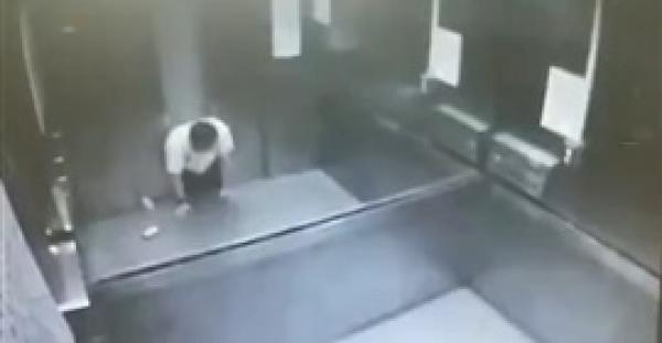 بالفيديو  .. مصعد يسحق رجلا بعد تحركه بشكل مفاجئ