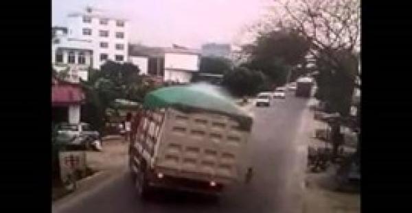 بالفيديو.. طفل يتسبب في انقلاب شاحنة ضخمة