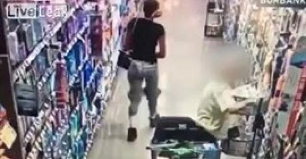 بالفيديو.. امرأة تسرق حقيبة عجوز